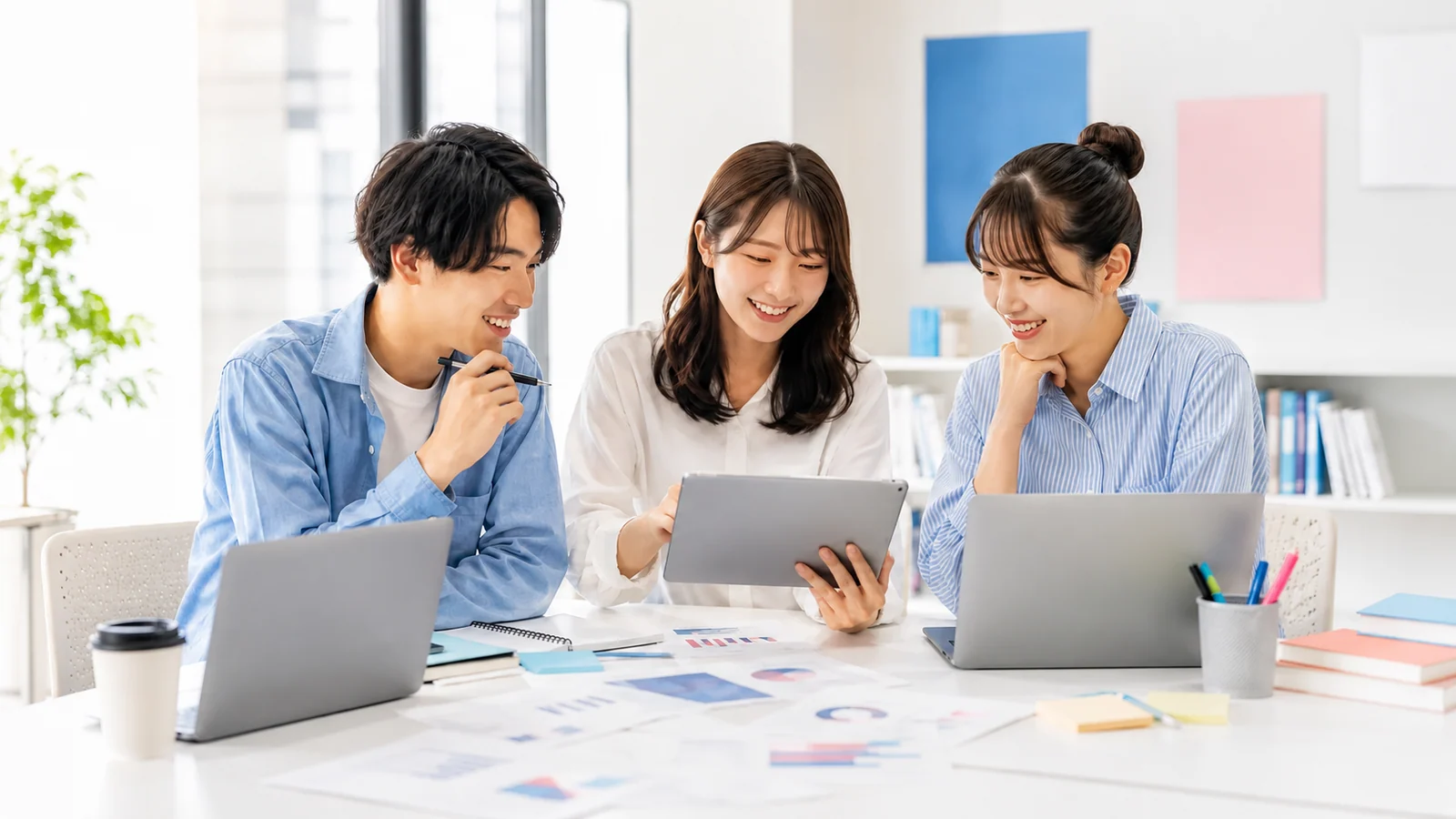 学生がPCを使って資料作成や企画相談をしている様子